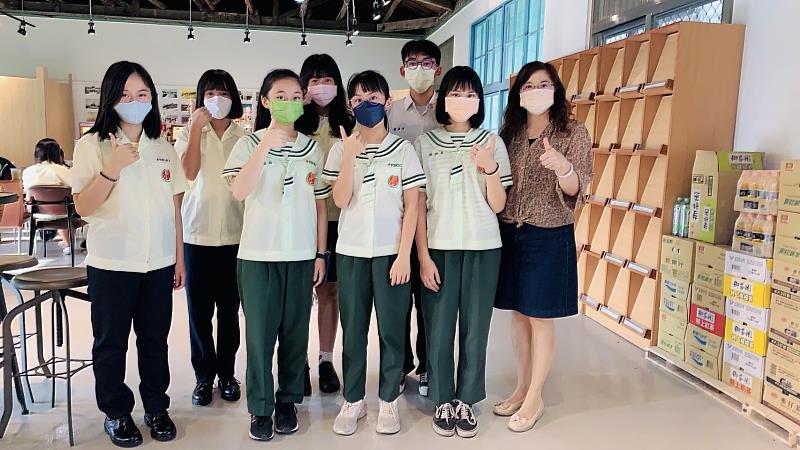 興國高中7位學生將代表台南市參加12月的全國語文競賽，黃向吟校長勉勵學生奪得佳績，繼續為校爭光。