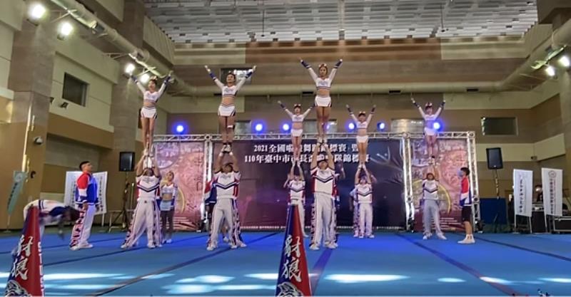 南臺科技大學競技啦啦隊於競賽中展現6組單底層技巧。