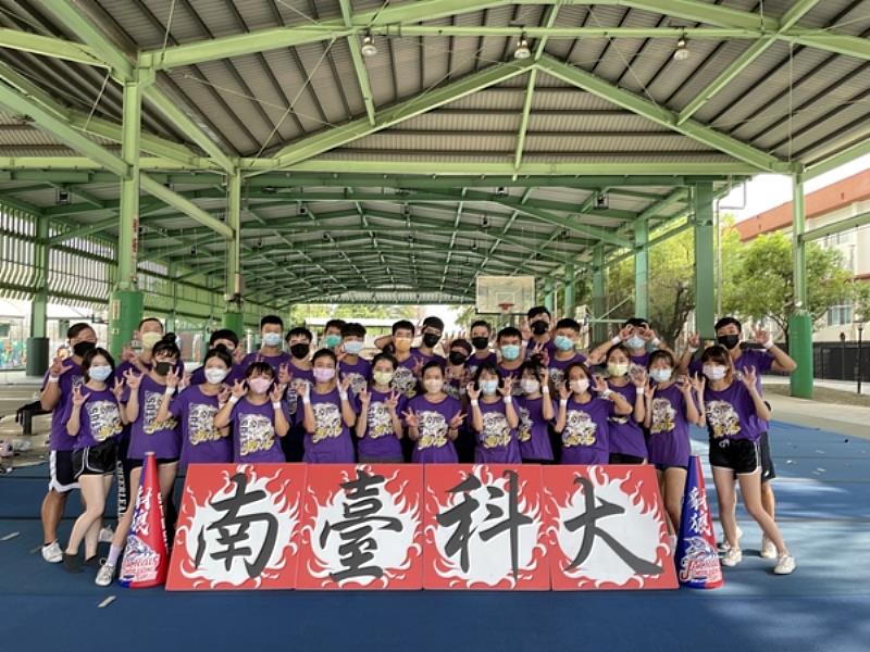 南臺科技大學競技啦啦隊與黃伊婷教練(中)大合影。