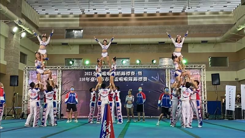 南臺科技大學競技啦啦隊於競賽中展現「two-two-one金字塔」(中)、及「one-one-one金字塔」(左、右)技巧。