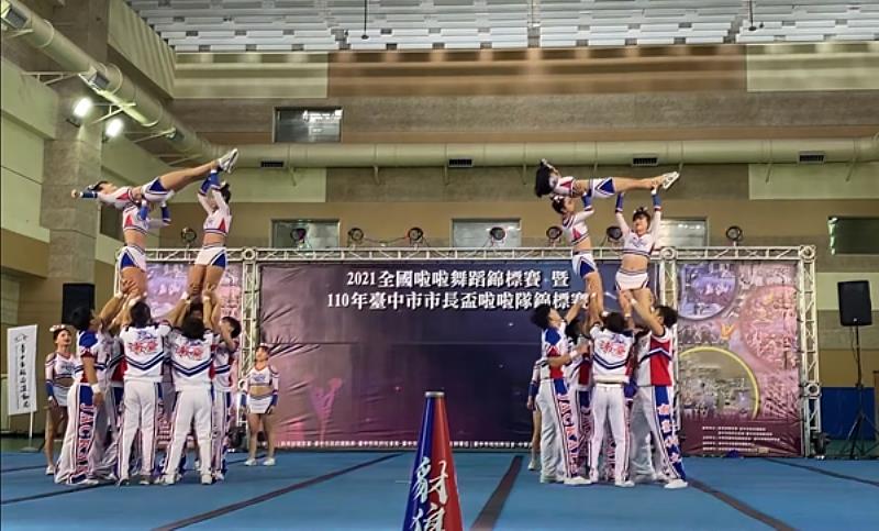 南臺科技大學競技啦啦隊於競賽中展現2組金字塔技巧。