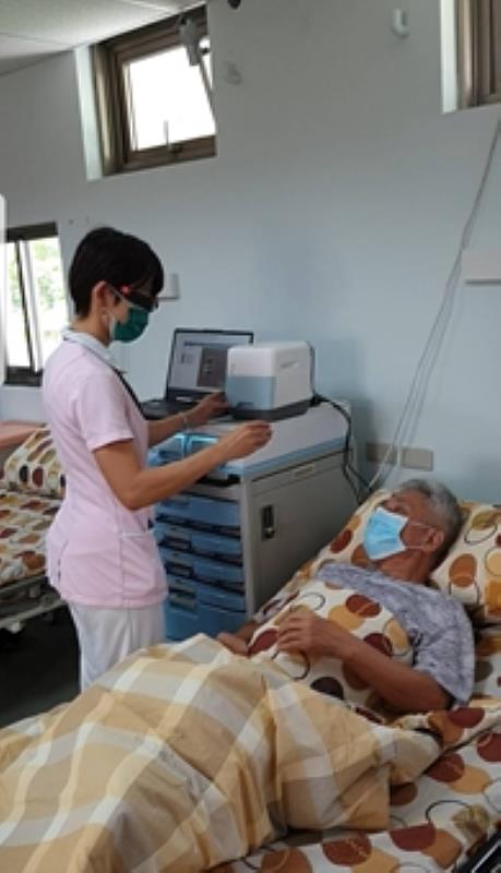 南臺科大結合佐臻股份有限公司AR智慧眼鏡之人工智慧護理推車於岡山榮民之家使用情況。