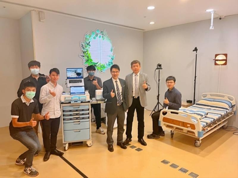 南臺科大 AIoT智慧聯網應用研發中心研發團隊。(由左至右)鄭慎弘學生、吳培義學生、溫博學生珩、陳鴻文學生、張萬榮教授。