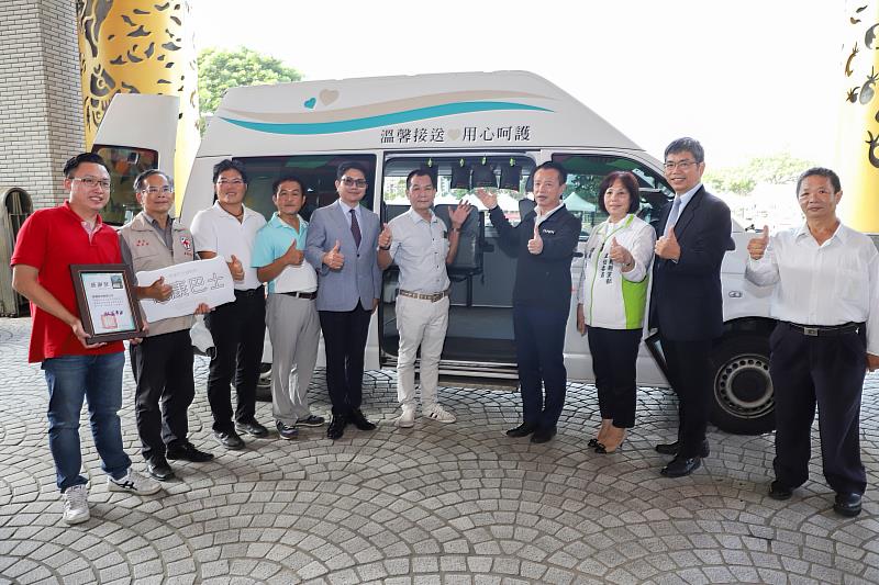 嘉義縣縣長翁章梁(右4)示範於復康巴士內吊掛菱炭吸附包