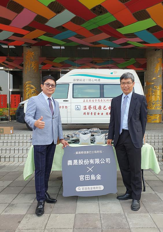 崑大商管學院呂德財院長(右)、計畫主持人楊泰和副教授(左)出席捐贈儀式