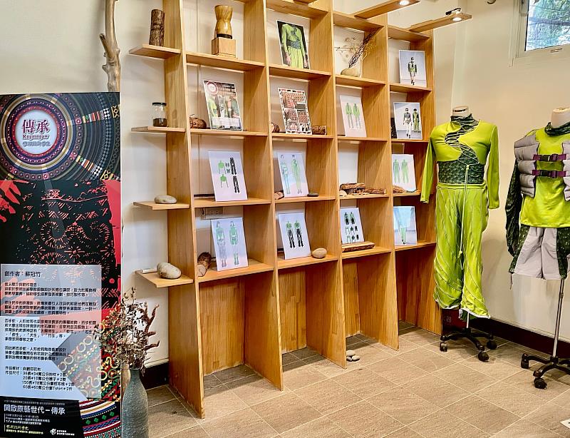 ▲原木櫃展示每件設計手稿，和現場人形模特兒身上的特色服飾相呼應，服裝上原住民族文化完美融合俐落線條，呈現時尚感。(圖/新北市政府原民局提供)