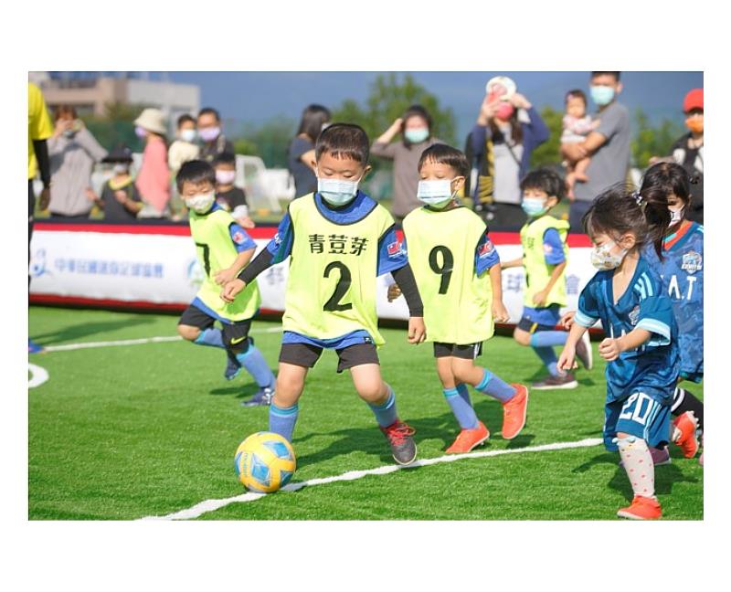 110年度國民小學迷你足球賽臺東站今萌萌開踢 24隊小小球員足下競技