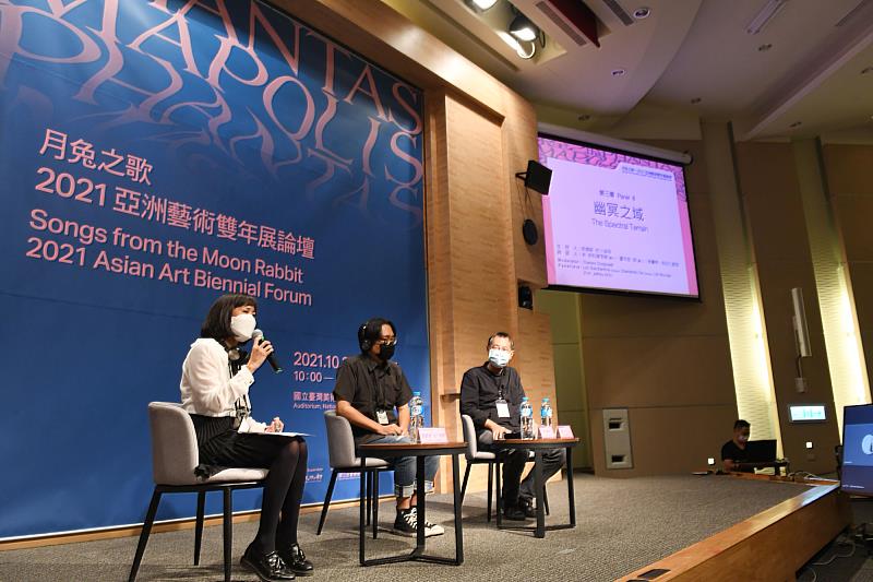 第三場次右起為侯志仁教授、藝術家林書楷、主持人唐娜維．恰卜瑞蒂