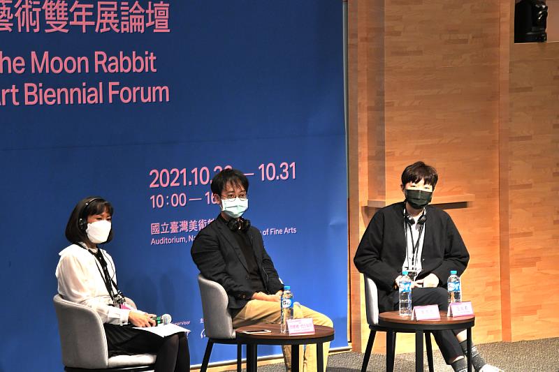 第二場次右起為文獻計畫研究者汪怡君、藝術家李亦凡、主持人唐娜維．恰卜瑞蒂