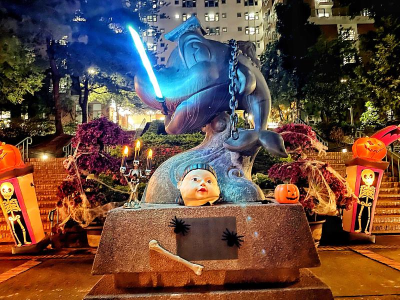 歡慶西洋鬼節，校園裝置藝術讓大家見識了朝陽學生的創意無限。