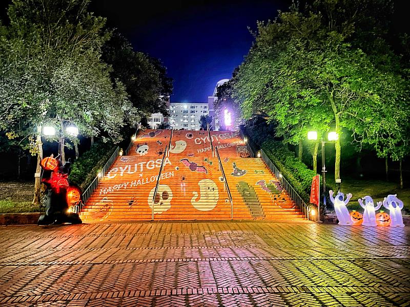 朝陽學子運用創意將中央步道階梯拼貼出Happy Halloween主視覺，節慶氛圍十足。