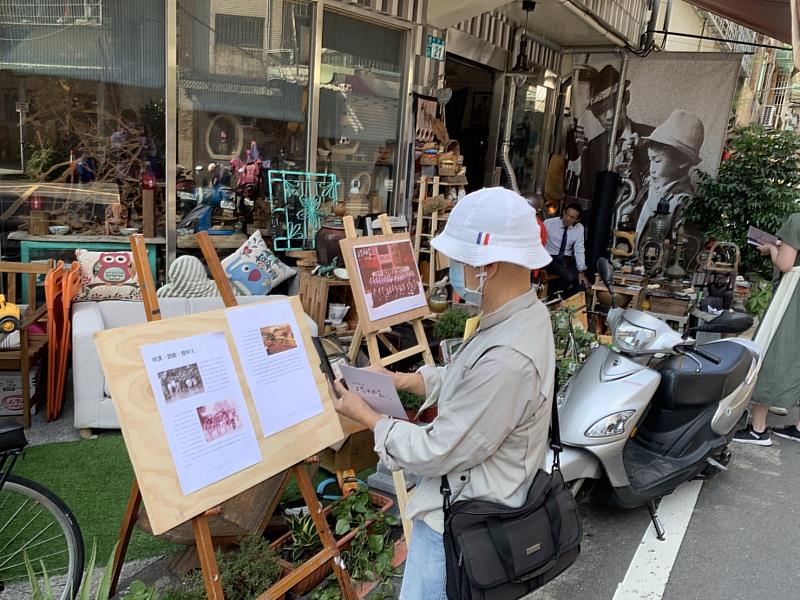 「文青不在家」的街頭藝文展覽，吸引民眾駐足參觀。