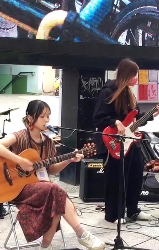 華梵大學學生黃詅儷（右）與臺北藝術大學學生黃庭以音樂表演帶動氣氛。