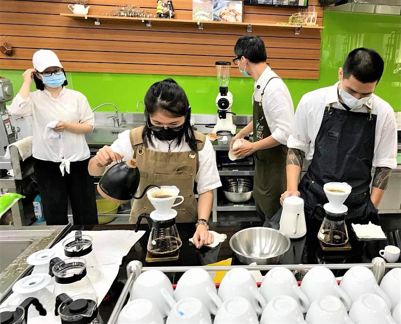 ITCE 2021 專業咖啡師小組依照參與單位所提供的條件沖製咖啡。