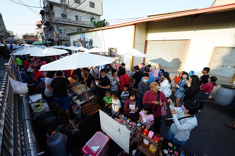 「灣裡季」歹銅古社市集活動，充滿著文創與經典美食帶動商圈人潮。（資料照：灣裡黃金商圈發展協會提供）