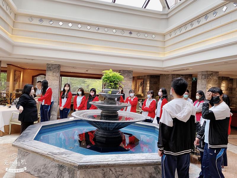景文科大旅館系安排智光商職到君悅酒店學生參訪情形。