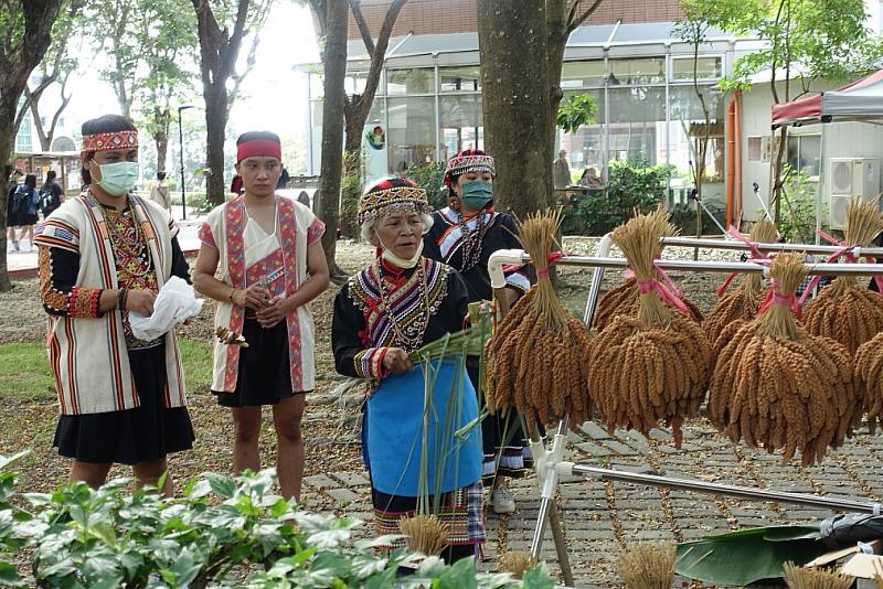 圖說二：《布農小米進倉祭》—胡金娘巫師與胡克緯先生等