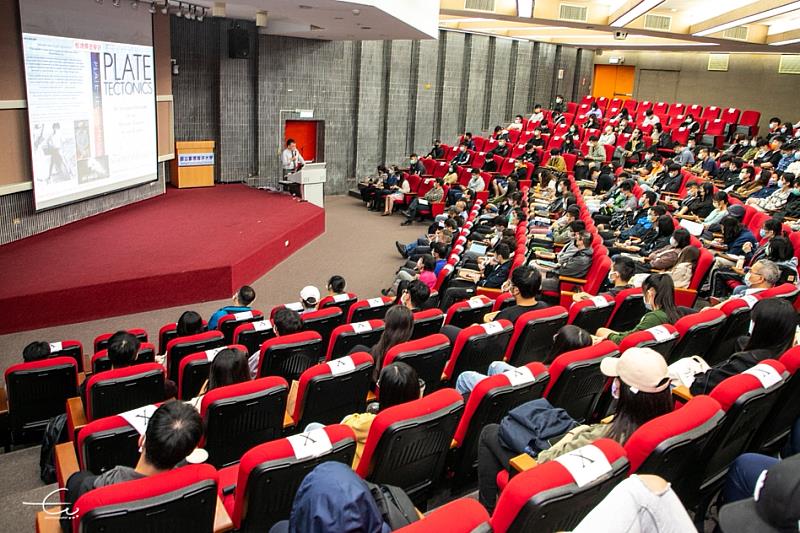 現場吸引近300位師生聆聽，多位海資院老師也特地到場共襄盛舉