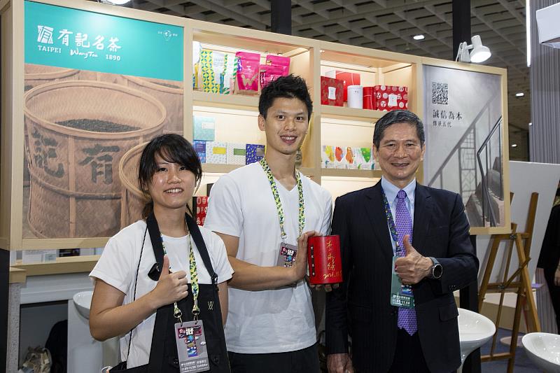 文化部「文化帶路」主題館邀請擁有百年歷史的有記名茶進駐，文化部長李永得（右）與業者合影。