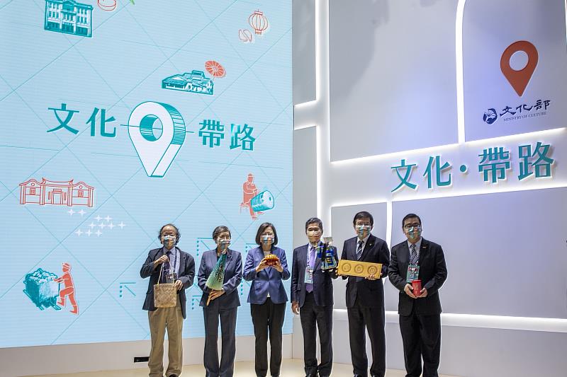 （左起）行政院政務委員張景森、臺灣觀光協會會長葉菊蘭、總統蔡英文、文化部長李永得、交通部長王國材、交通部觀光局長張錫聰於「2021台北國際旅展」文化部「文化帶路」主題館合影