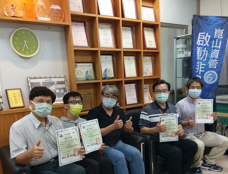 崑大資管系榮獲中華民國資訊管理學會論文佳作，左起為林文暉教授、學生楊宗諭、曾生元主任、王平教授及林孝忠教授