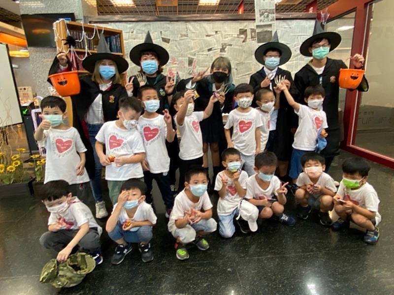 南臺科技大學圖書館「萬聖節不搗蛋，巫師愛閱讀」活動合影。