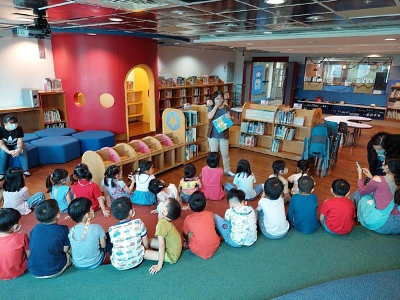 南臺科大老師們帶幼兒園學童參觀圖書館兒童閱覽室之情形。