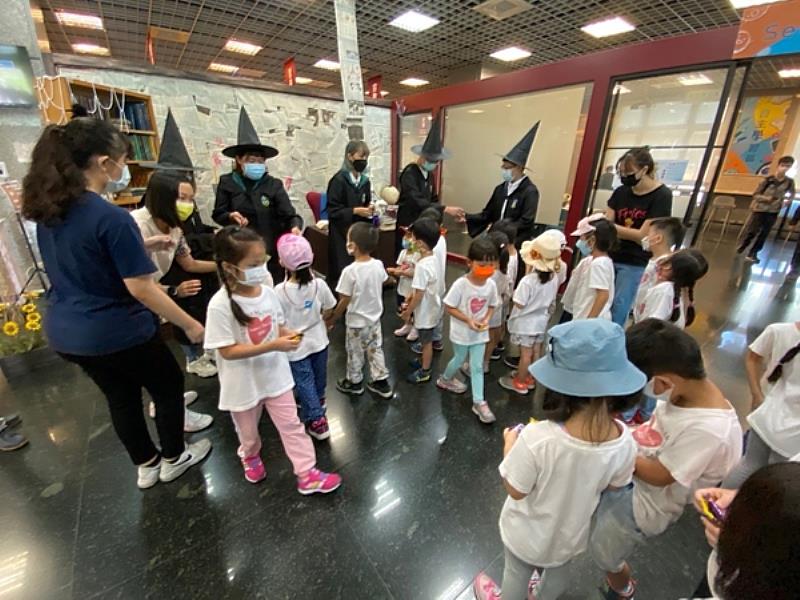 南臺科技大學附設幼兒園學童與南臺科大圖書館一起過萬聖節之情形。