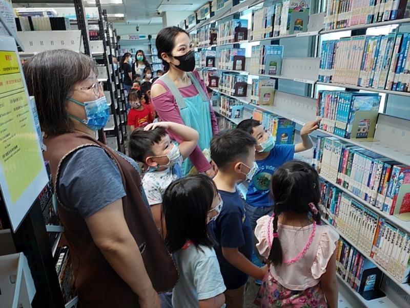 南臺科大老師們帶幼兒園學童參觀圖書館視聽資料存置室之情形。