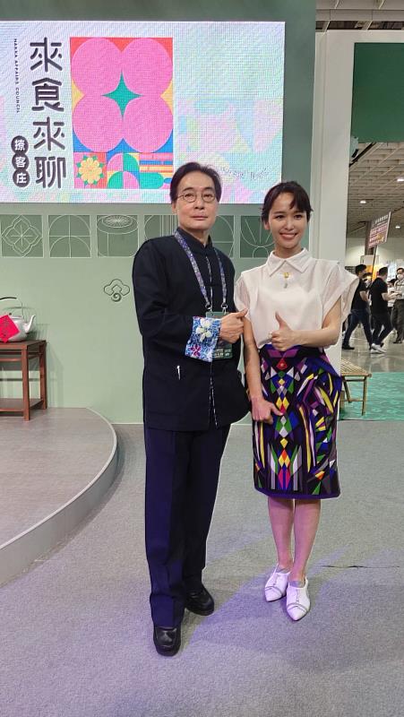 客委會鍾副主委(左)與客家妹陳明珠(右)合影，共同邀請大家來台北國際旅展-客家主題館遶尞！