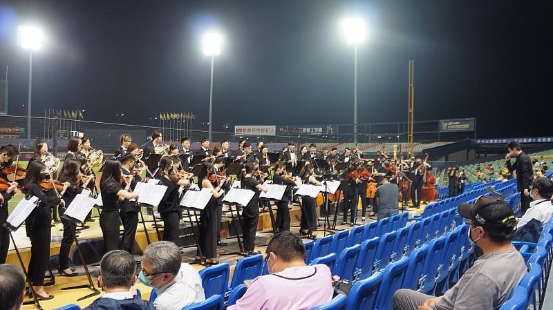 NTSO臺灣青年交響樂團，由指揮葉政德帶領，於中華職棒疫後首場賽前演奏。地點臺中洲際棒球場