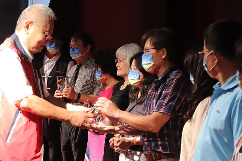 鄭啟瑞董事長頒發服務滿30年的資深教職員工