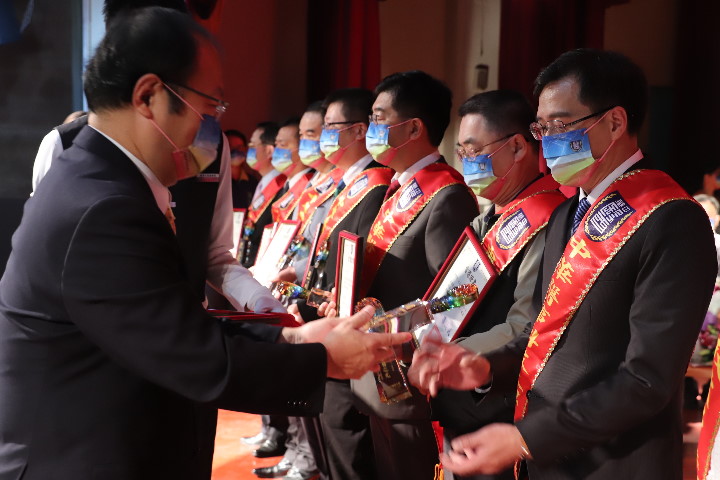 中華醫大53週年校慶典禮孫逸民校長頒發傑出校友當選證書及獎座