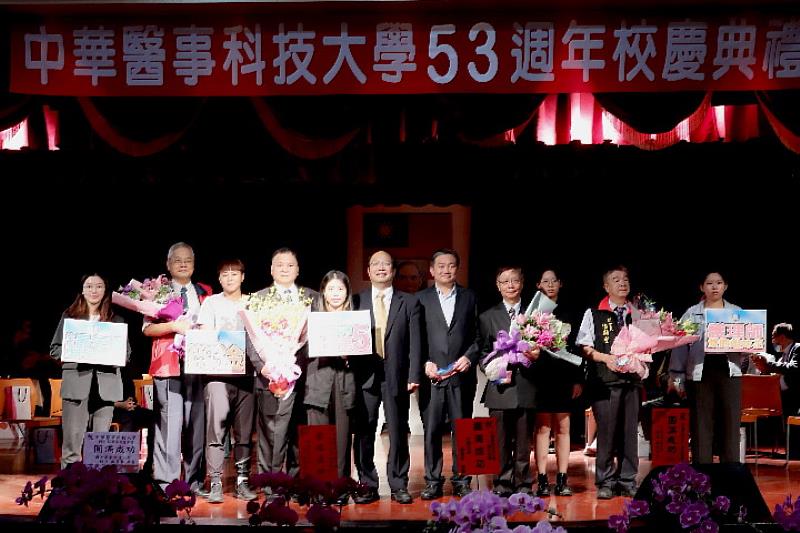 學生代表向各界捐助弱勢助學基金的團體代表獻花表達感謝