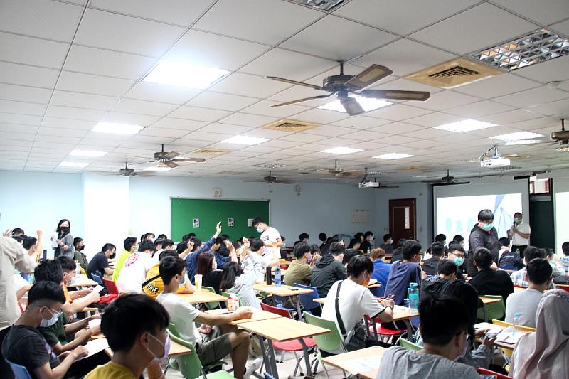 「就業保證班」說明會，學生發言踴躍展現高度興趣，期待能通過甄選，提早獲得未來直接進入職場的門票(資料畫面來源：義守大學提供)。