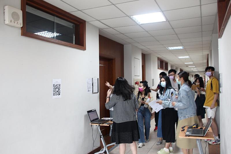 燁聯鋼鐵前進校園招募人才，提供助學金與就業保障的優渥條件，吸引眾多學生報名參加，現場出現排隊人潮(資料畫面來源：義守大學提供)。