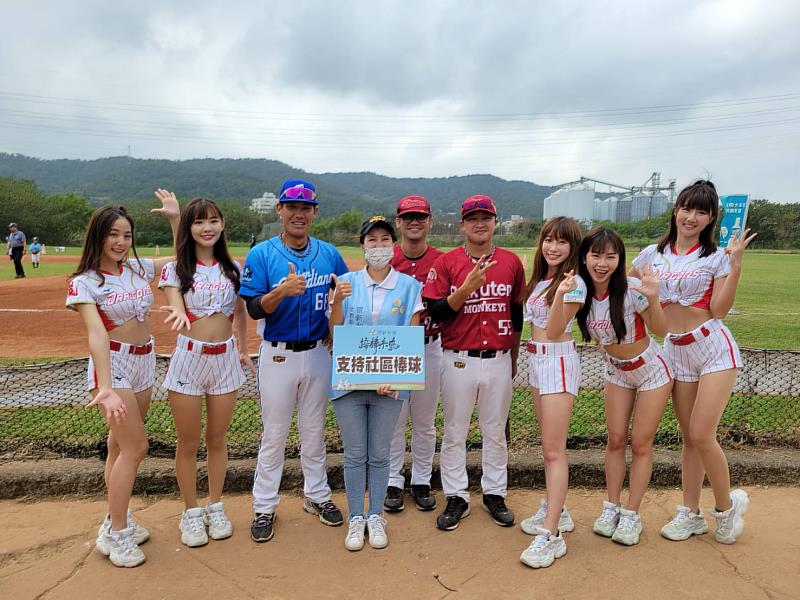 (中)頂新和德文教基金會蕭巧怡副執行長 (右)軒軒和其他小龍女啦啦隊出席於新竹社區棒球賽