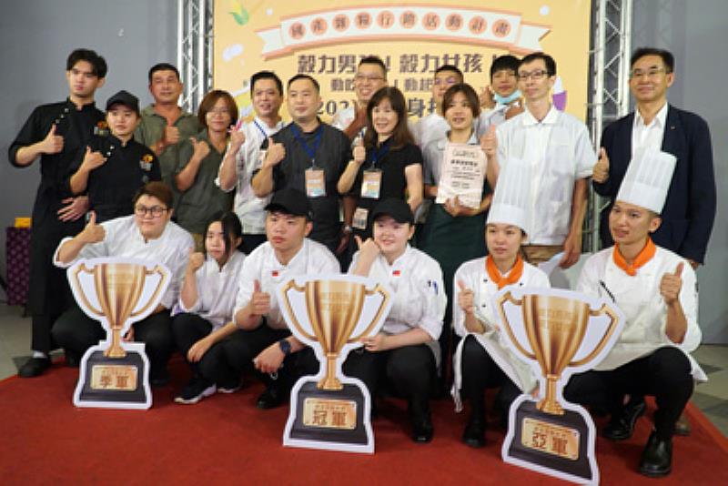 國產雜糧料理大賽創意套餐決賽選手及評審合影