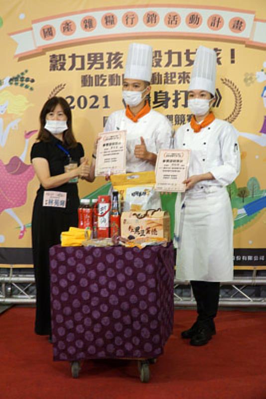 評審長林苑暉(左一)頒發參賽證明給選手