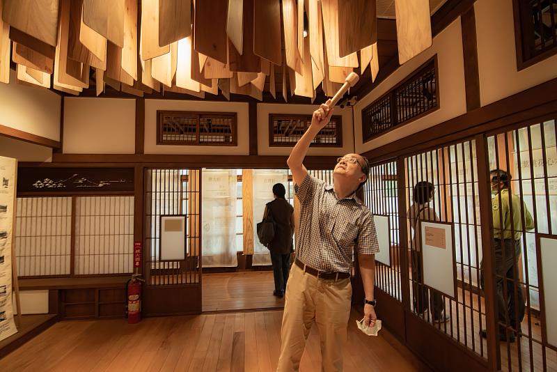 嘉義林區管理處長張岱敲動館內山之林展品