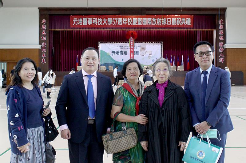 傑出校友許志全院長(左二)及其家人，還有杜俊元理事長(右一)返校參加校慶後與蔡雅賢董事長(右二)合影3
