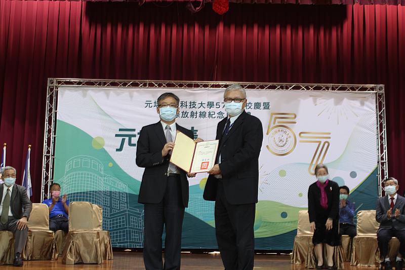 元培校長林志城頒狀感謝寶島眼鏡公司捐贈視光設備，該公司人資長周克倫(右)代表接受