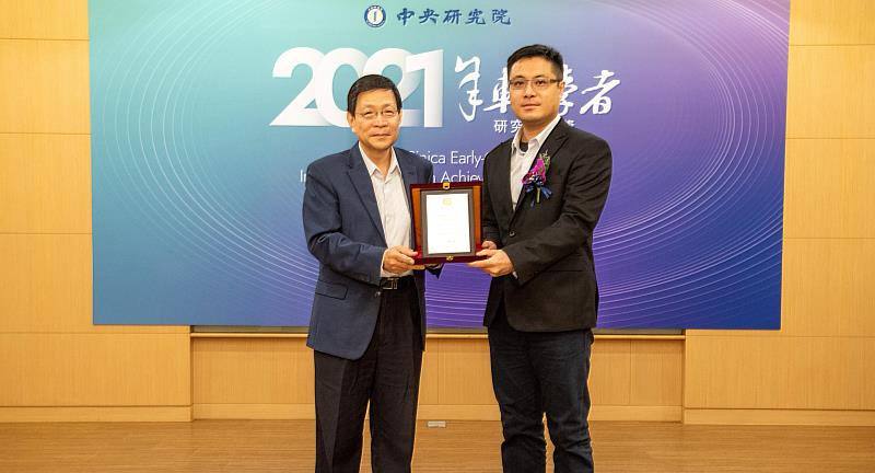 東海大學化學系副教授王迪彥（右）獲頒中研院年輕學者研究成果獎，圖左為中央研究院副院長劉扶東。