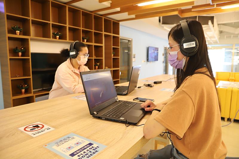 南華大學數位學習資源豐富多元，並購置雲端公播電影網，供師生免費使用。學生於課餘時間上線看影片。