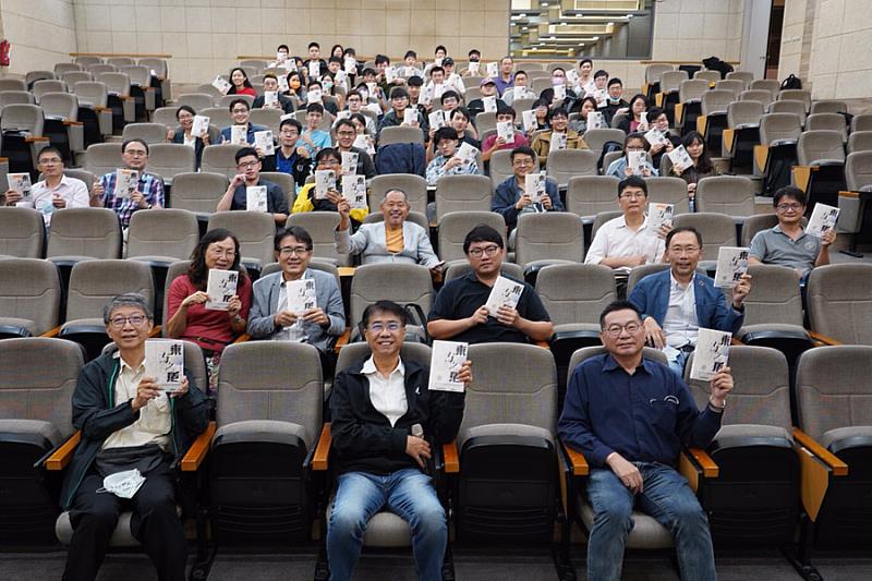 參與「台灣ICT產業鏈之連結與前瞻專題」小班榮譽課程逢甲師生，獲贈特約講座黃欽勇新書。