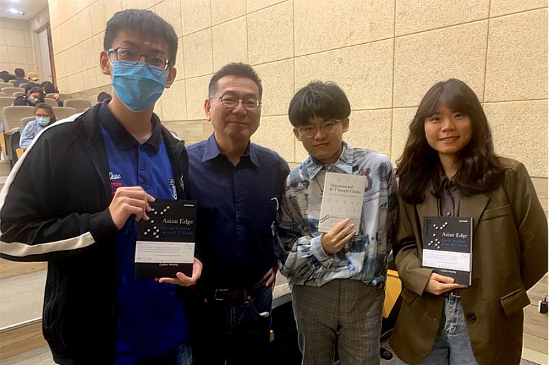 三位同學獲得黃欽勇(左二)的英文著作專書。