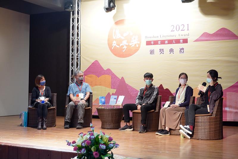評審簡齊儒(左一)、廖鴻基(左二)、及得獎人陳有志(左三)、吳肇芸(右二)、王和平(右一)進行新書發表會