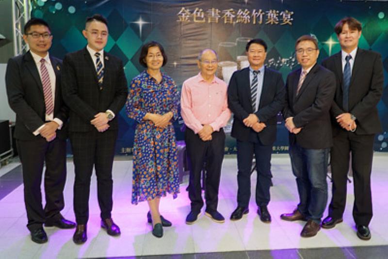 大葉大學舉辦高桌晚宴，校友總會理事長李正雄(中)與侯雪娟主秘(左三)、羅世輝學務長(右三)、張顧耀館長(右二)合影