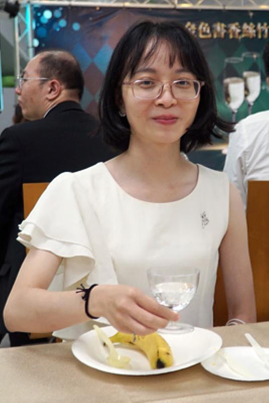 大葉大學越南籍學生黃林桃開心參加高桌晚宴活動