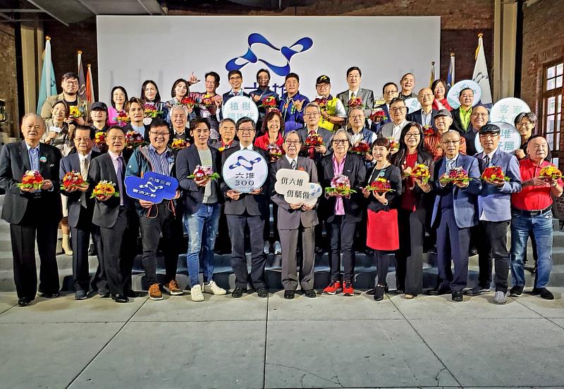 今(9)日客家委員會主任委員楊長鎮、副主委鍾孔炤、客家公共傳播基金會董事長陳邦畛以及來自高、屏六堆十二鄉區旅北各領域代表，包括客家貢獻獎「終身貢獻獎」得主徐正光、中國信託商業銀行董事長利明獻、萬家香醬園董事長吳仁春、台北六堆客家會理事長李守文、榮譽理事長張錦輝、邱榮光、臺北市屏東縣同鄉會理事長郭枝來、企業家廖永源、林榮顯、林信美、涂冠群、李俊昌、音樂家溫隆信、作家吳錦發、李旺台、詩人陳寧貴、藝人溫昇豪、羅文裕、彭佳霓、朱海君等近50位六堆旅北客家鄉親齊聚1914華山文創園區。